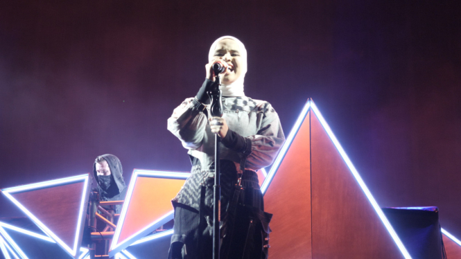Putri Ariani di konser Alan Walker.