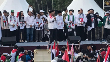 Din Syamsuddin orasi di aksi bela Palesina. Ia meminta pemerintah Indonesia bisa mengirimkan bantuan pasukan militer ke Jalur Gaza untuk membela Palestina dari genosida Israel.