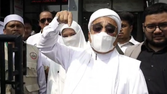 Habib Rizieq Shihab dinyatakan bebas murni usai mengambil surat Pengakhiran Pembimbingan Pembebasan Bersyarat di Bapas Jakarta Pusat (Jakpus), Senin 10 Januari 2024.