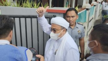 Imam Besar Indonesia, Habib Rizieq Shihab tiba Bapas Jakarta Pusat (Jakpus), untuk mengambil surat Pengakhiran Pembimbingan Pembebasan Bersyarat, Senin 10 Juni 2024.