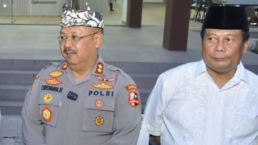Kepala Baintelkam Polri, Komjen Suntana (Baju Koko Putih)
