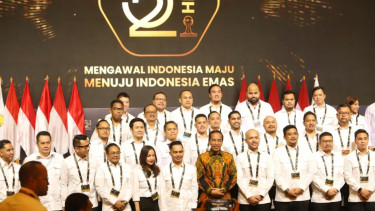 Jajaran pengurus HIPMI saat berfoto dengan Presiden Jokowi.