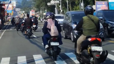 Viral pemotor tendang spion mobil di Puncak Bogor