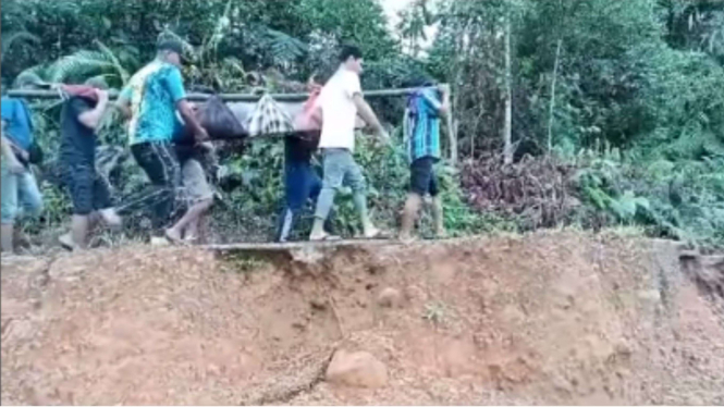 Warga Jorong Rura Patontang, Koto Balingka, Pasaman Barat, tandu warga sakit