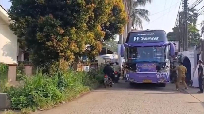 Tangkapan layar seorang guru SD hadang bus telolet.