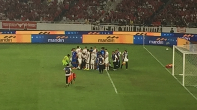 Bek Timnas Filipina, Adrian Ugelvik diberi pertolongan
