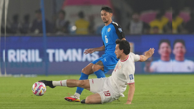 Gelandang Timnas Indonesia, Thom Haye berebut bola dengan pemain Filipina Kevin