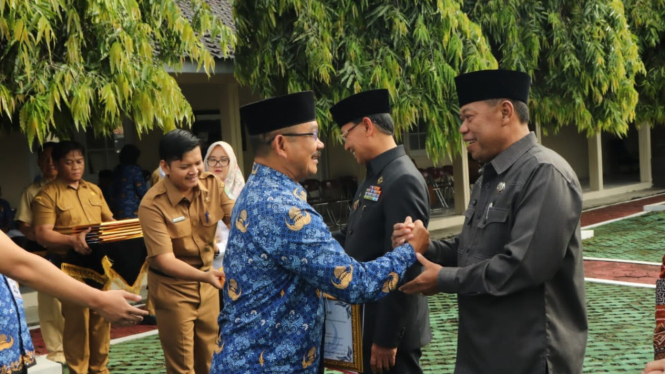Sekretaris Daerah (Sekda) Kabupaten Majalengka Eman Suherman (kanan)