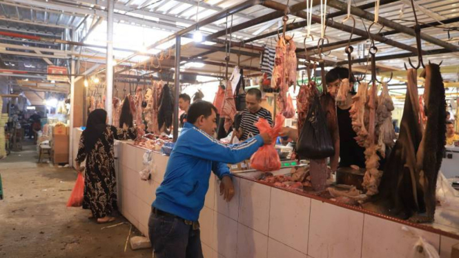 Pedagang daging di pasar Tangerang.