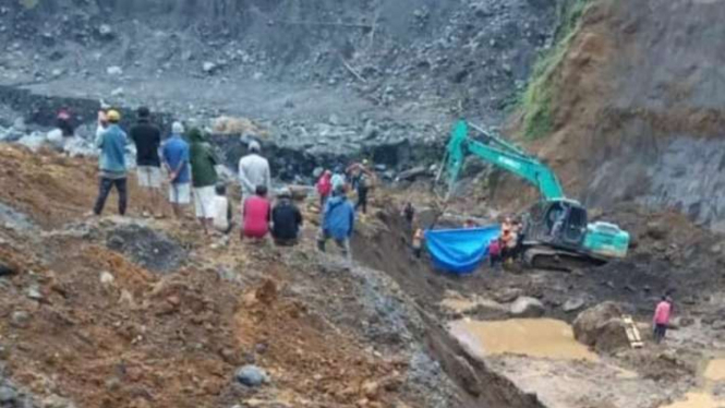 Relawan bersama keluarga dan penambang pasir menemukan korban Junaidi yang merupakan korban terakhir dalam bencana longsor di Desa/Kecamatan Pronojiwo, Kabupaten Lumajang, Jawa Timur, Kamis, 13 Juni 2024.