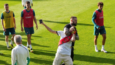 Penonton yang ingin dekat Cristiano Ronaldo menerobos masuk lapangan