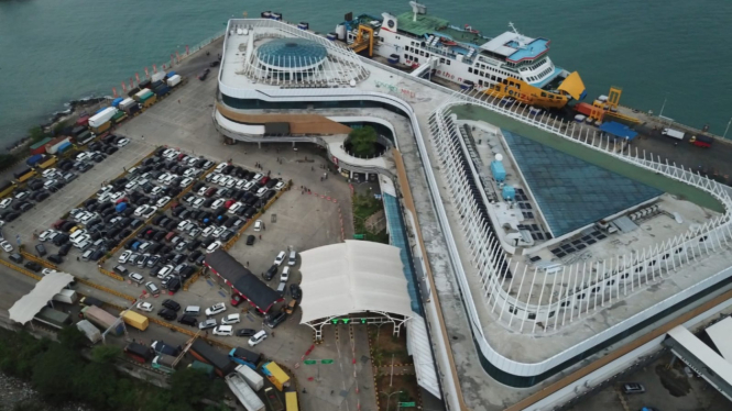 Antrean Kendaraan di Dermaga Eksekutif Pelabuhan Merak. (ASDP Indonesia Ferry)/Foto Lama