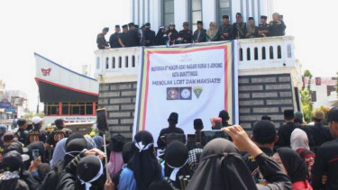 Masyarakat Hukum Adat Kurai Bukittinggi, Sumatra Barat, berorasi di Jam Gadang menolak dengan keras aktivitas LGBT dan menyatakan siap melakukan razia sera sweeping, Sabtu, 15 Juni 2024.