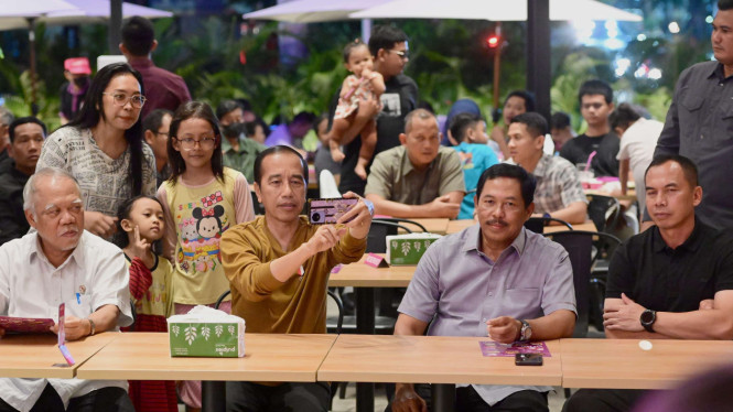 Presiden Jokowi, Menteri PUPR Basuki dan Pejabat Daerah Kulineran di Semarang
