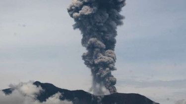 Penampakan erupsi Gunung Marapi di Sumatra Barat beberapa waktu lalu. Pada Minggu malam, 16 Juni 2024, gunung itu kembali mengalami erupsi.