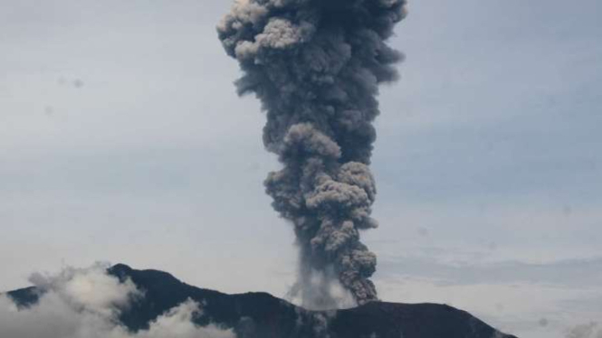 Penampakan erupsi Gunung Marapi di Sumatra Barat beberapa waktu lalu. Pada Minggu malam, 16 Juni 2024, gunung itu kembali mengalami erupsi.