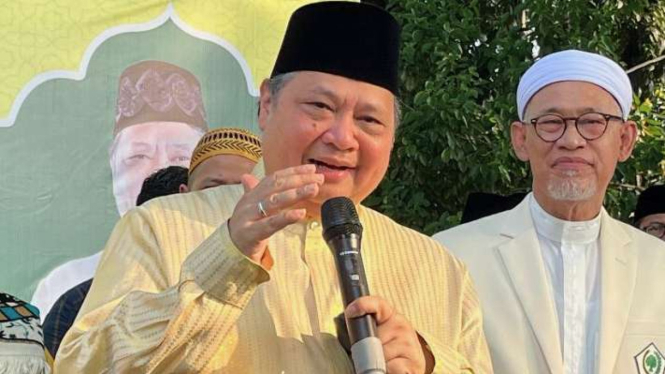 Ketua Umum Partai Golkar Airlangga Hartarto saat memberikan keterangan kepada awak media di Masjid Ainul Hikmah kompleks kantor pusat Partai Golkar, Jakarta, Senin, 17 Juni 2024.