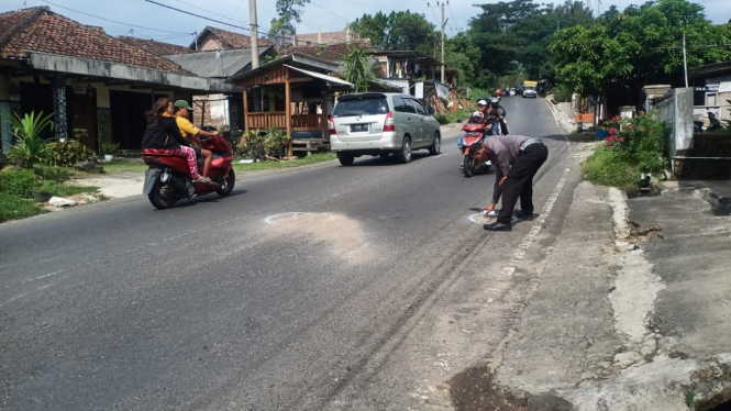 Polisi olah TKP lkecelakaan maut di Trawas, Mojokerto.