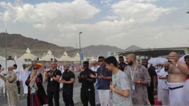 Suasana di dekat tenda-tenda di Mina saat hujan mengguyur Kota Makkah, Senin, 17 Juni 2024.