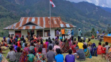 Sejumlah warga di Distrik Bibida di Kabupaten Paniai, Papua Tengah, mengungsi ke Gereja Madi Distrik Paniai Timur.