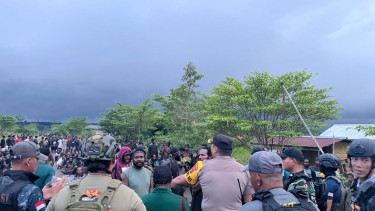 Caption aparat keamanan saat melakukan mediasi di Paniai 