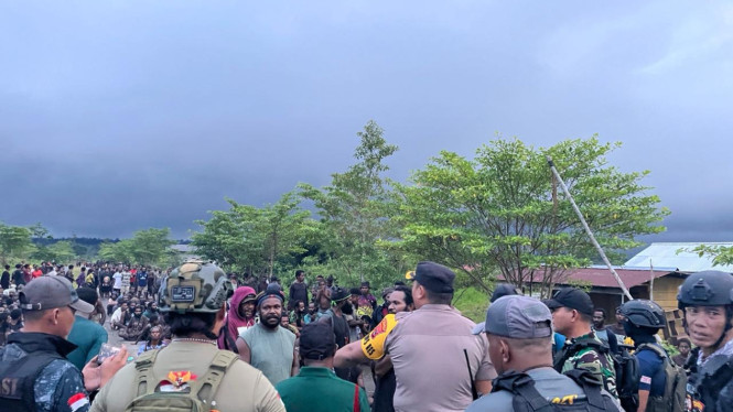 Caption aparat keamanan saat melakukan mediasi di Paniai 