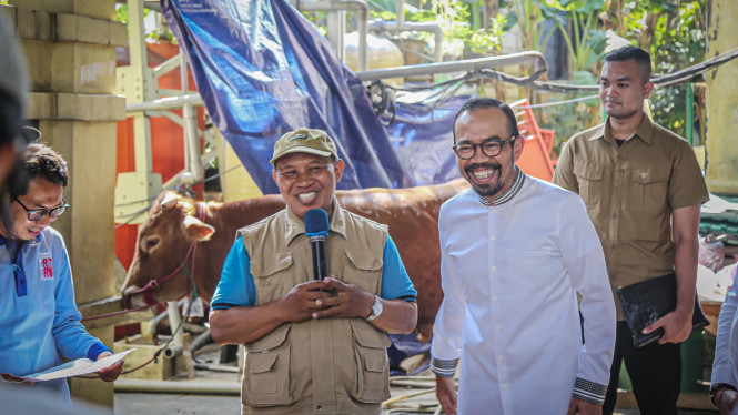 Dirut Pertamina Patra Niaga Riva Siahaan saat menyerahkan hewan kurban