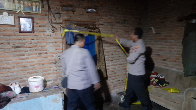 Garis polisi dipasang di lokasi ayah bunuh anak. (Polresta Serkot)