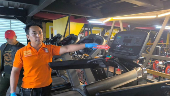 Tim Inafis Polresta Pontianak melakukan olah TKP tewasnya seorang pengunjung Gym yang terjatuh dari lantai 3 saat menggunakan treadmill.