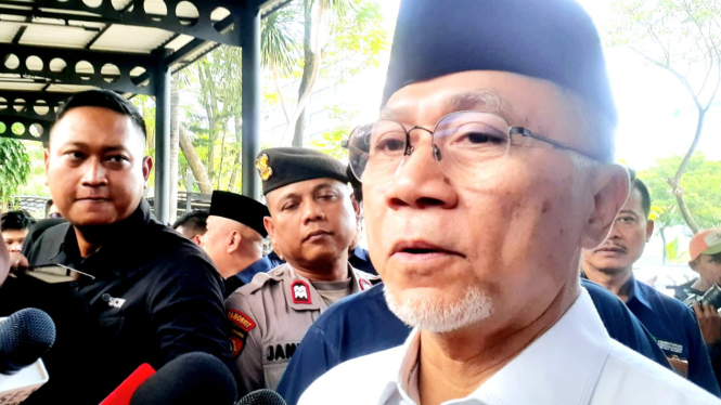 [dok. Menteri Perdagangan, Zulkifli Hasan, usai membagikan daging kurban kepada para karyawan Kemendag di kantor Kementerian Perdagangan, Rabu, 19 Juni 2024]