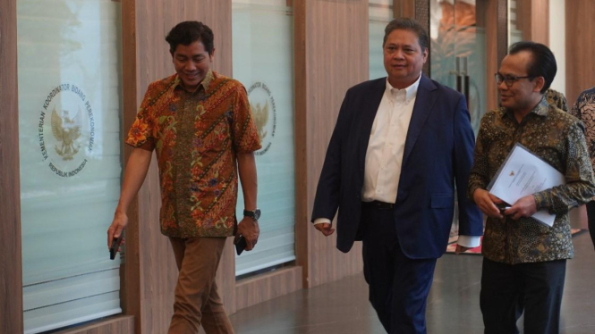 Menteri Koordinator Bidang Perekonomian, Airlangga Hartarto (tengah)