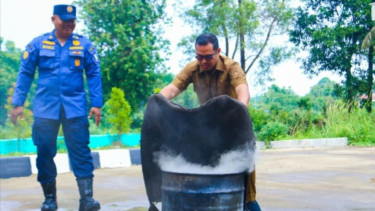 Wakil Wali Kota Tangsel Pilar Saga Ichsan dan petugas damkar.