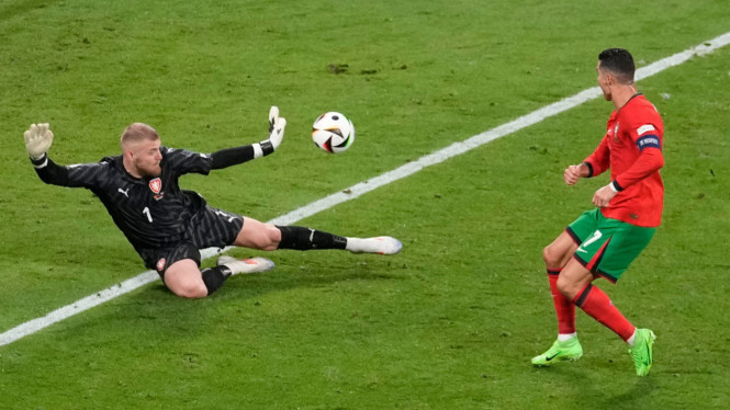 Jindrich Stanek menghentikan tembakan Cristiano Ronaldo di Euro 2024