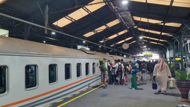 Penumpang di Stasiun Tugu Yogyakarta