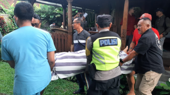 Evakuasi bule Amerika yang diduga mengalami gangguan mental melukai dirinya