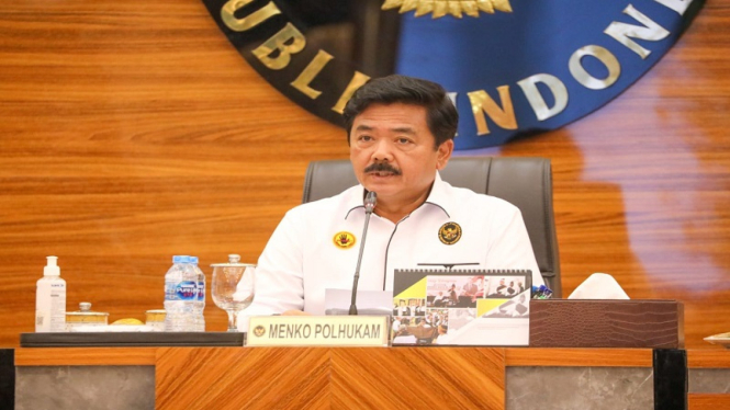Menko Polhukam Hadi Tjahjanto konferensi pers terkait judi online di kantornya