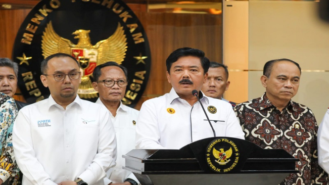 Menko Polhukam Hadi Tjahjanto konferensi pers terkait judi online di kantornya