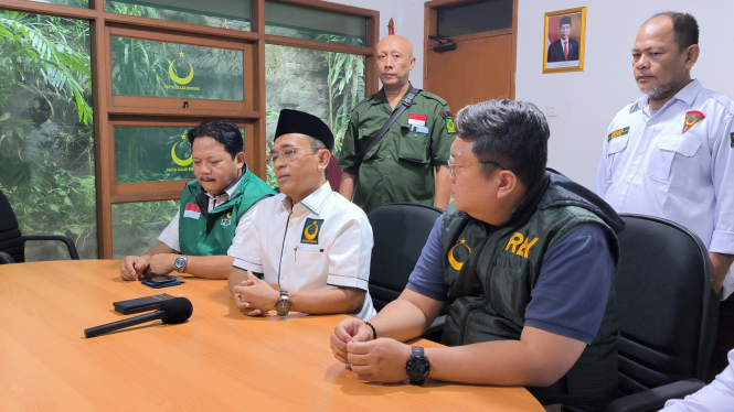 Sekjen Partai Bulan Bintang (PBB), Mohammad Masduki (tengah) di Kantor DPP PBB, Jakarta Selatan, Rabu, 19 Juni 2024