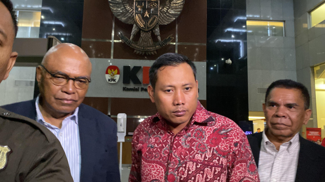 Kusnadi usai rampung diperiksa KPK kasus Harun Masiku