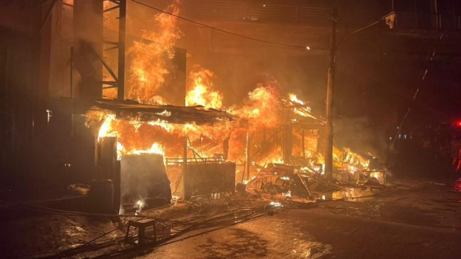  Sebuah rumah tinggal warga terbakar hebat di Jalan Semeru Raya Ujung, RT4, RW10, Kelurahan Grogol, Kecamatan Grogol Petamburan, Jakarta Barat (Jakbar), Rabu Malam 19 Juni 2024.
