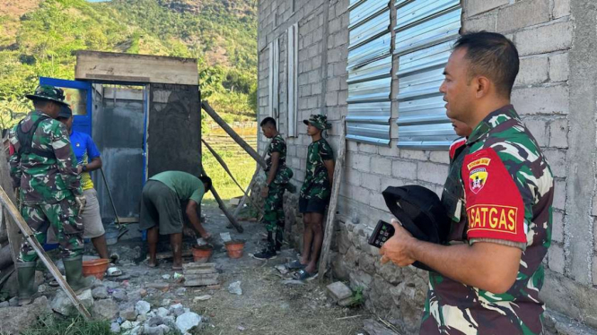 Sejumlah prajurit TNI Kodim 1614/Dompu membangun kamar mandi dan jamban untuk warga tak mampu di Desa Madaprama, Kecamatan Woja, Kabupaten Dompu, Nusa Tenggara Barat, dalam kegiatan TMMD ke-120.