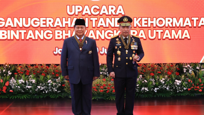 Prabowo dapat tanda kehormatan Bintang Bhayangkara Utama dari Polri