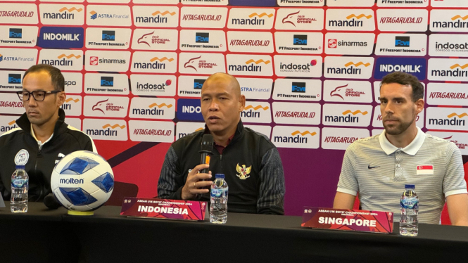 Coach Nova Arianto, pelatih Timnas Indonesia U-16 saat konferensi pers.