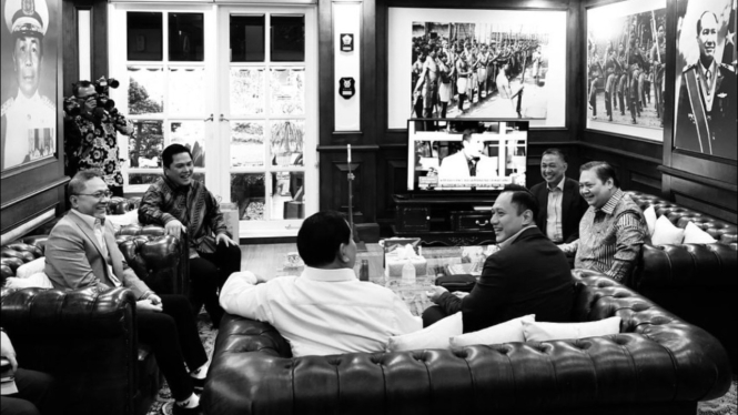 Presiden RI terpilih Prabowo Subianto duduk bareng ketua umum parpol KIM dan Menteri BUMN.