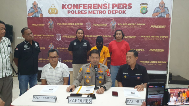 Satnarkoba Polres Depok ungkap pengedar tembakau sintetis