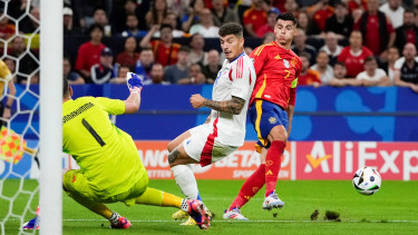 Kiper Timnas Italia, Gianluigi Donnarumma menggagalkan tendangan Alvaro Morata