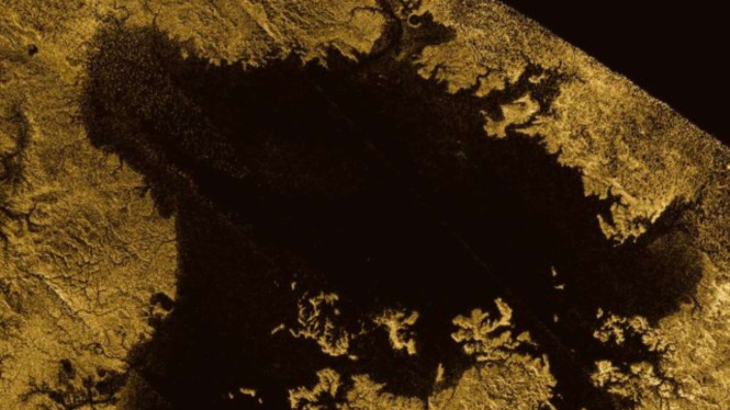 Lautan metana yang membentang di Titan, Bulan terbesar Saturnus.