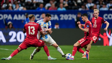 Kapten Timnas Argentina, Lionel Messi vs pemain Kanada di Copa America 2024