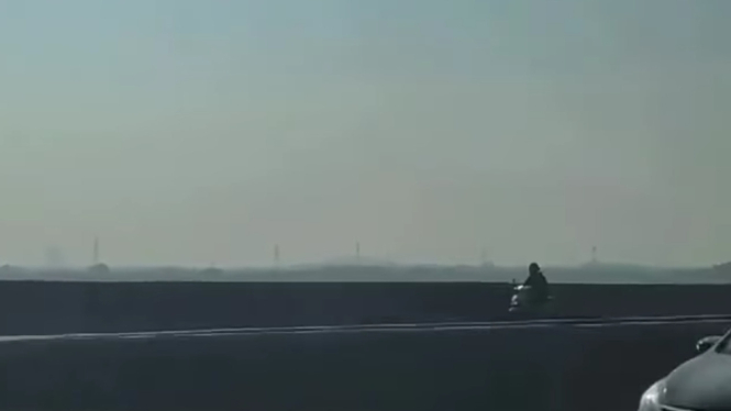 Viral pengendara motor masuk Tol MBZ dan lawan arah