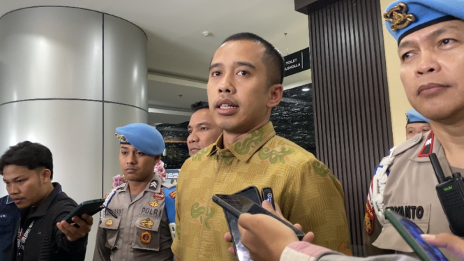 Polres Mertro Jakarta Barat menangkap musisi Virgoun bersama dengan seprang wanita terkait kasus narkoba, Jumat 21 Juni 2024.